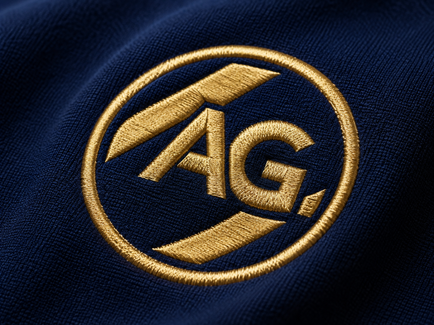 Emblema bordado da AG Uniformes em tecido azul-marinho